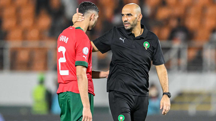 Achraf Hakimi et Walid Regragui, lors des qualifications pour la CAN 2025.