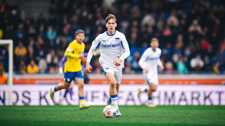 Kennet Eichhorn ist der jüngste Debütant und Torschütze in der Geschichte der 2. Bundesliga Kennet Eichhorn ist der jüngste Debütant und Torschütze in der Geschichte der 2. Bundesliga