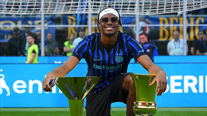 Yann Bisseck feiert das italienische Double Yann Bisseck feiert das italienische Double