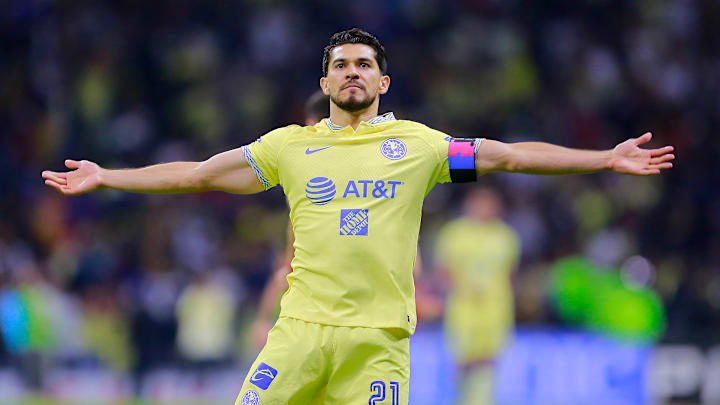 Henry Martin celebra un gol con América.