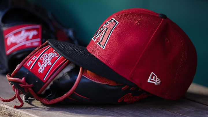 Jun 7, 2023; Washington, District of Columbia, USA; A general view of an Arizona Diamondbacks hat and Rawlings glove in the dugout during the fifth inning of the game against the Washington Nationals at Nationals Park. Mandatory Credit: Scott Taetsch-Imagn Images