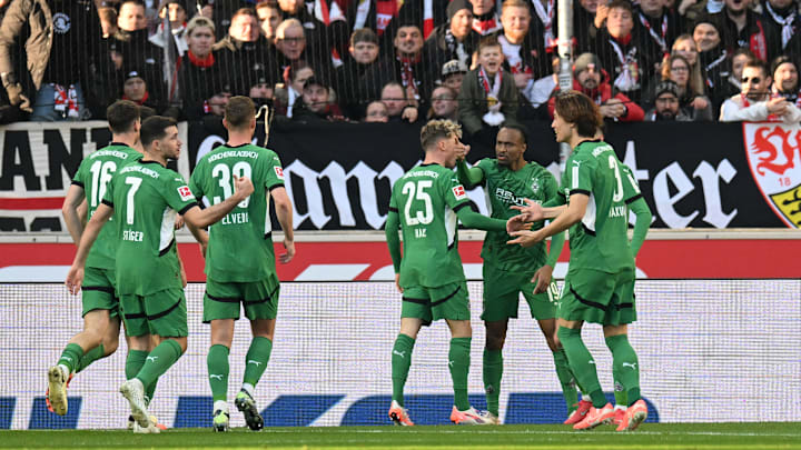 Die Gladbacher bejubeln das 1:0 in Stuttgart
