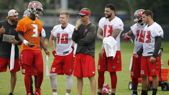 Jameis Winston works with Todd Monken and other Buccaneers during minicamp in 2017.