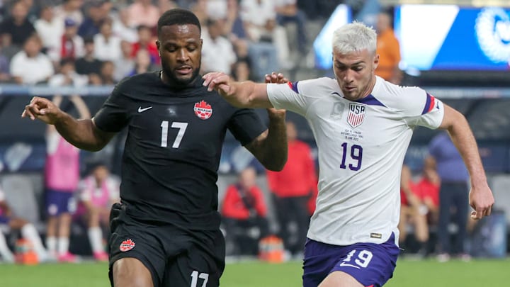 El estadounidense Joe Scally y el canadiense Cyle Larin durante la fnal de la Nations League de la CONCACAF.