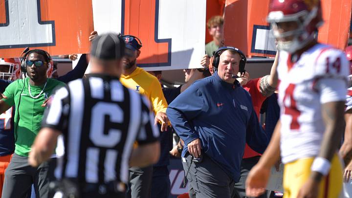 Sep 27, 2025; Champaign, Illinois, USA; Illinois Fighting Illini head coach Bret Bielema looks on as Southern California Trojans quarterback Jayden Maiava (14) talks with an official during the first half at Memorial Stadium. Mandatory Credit: Ron Johnson-Imagn Images Sep 27, 2025; Champaign, Illinois, USA; Illinois Fighting Illini head coach Bret Bielema looks on as Southern California Trojans quarterback Jayden Maiava (14) talks with an official during the first half at Memorial Stadium. Mandatory Credit: Ron Johnson-Imagn Images