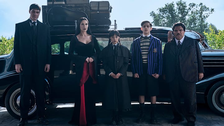 (L to R) Joonas Suotamo as Lurch, Catherine Zeta-Jones as Morticia Addams, Jenna Ortega as Wednesday, Isaac Ordonez aș Pugsley Addams, Thing, and Luis Guzmán as Gomez Addams in episode 201 of Wednesday