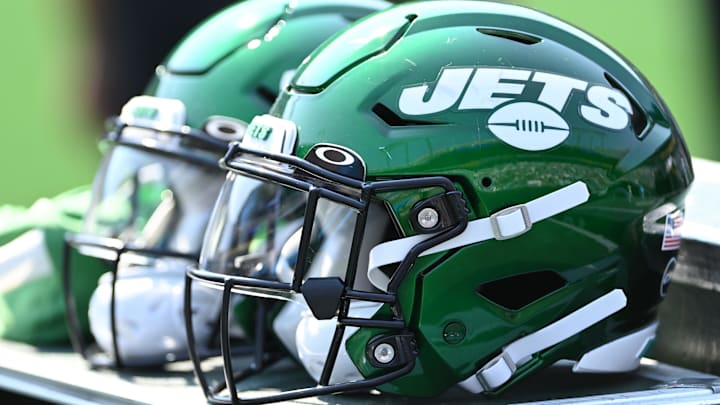 Sep 12, 2021; Charlotte, North Carolina, USA; New York Jets helmets on the sidelines at Bank of America Stadium. Mandatory Credit: Bob Donnan-Imagn Images Sep 12, 2021; Charlotte, North Carolina, USA; New York Jets helmets on the sidelines at Bank of America Stadium. Mandatory Credit: Bob Donnan-Imagn Images