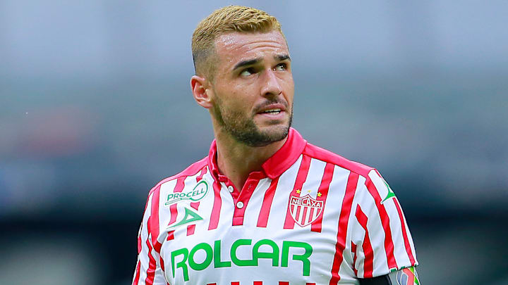 Tras las desastrosas actuaciones del Necaxa, la directiva buscaría la salida de su capitán, el uruguayo Fabricio Formiliano.