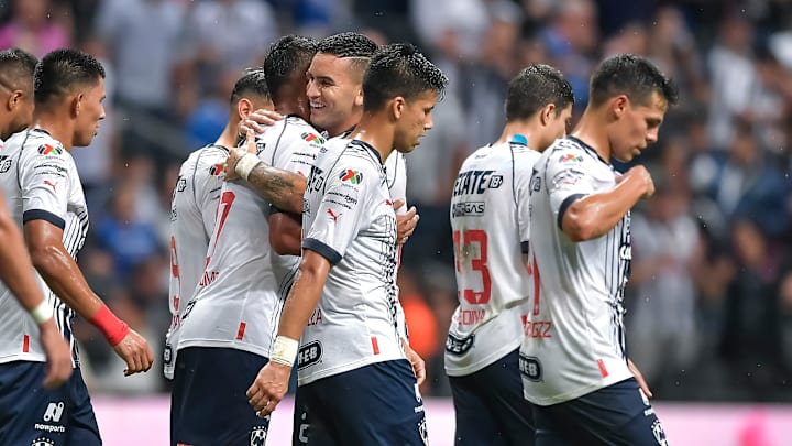 Jugadores de Rayados de Monterrey celebran un gol.