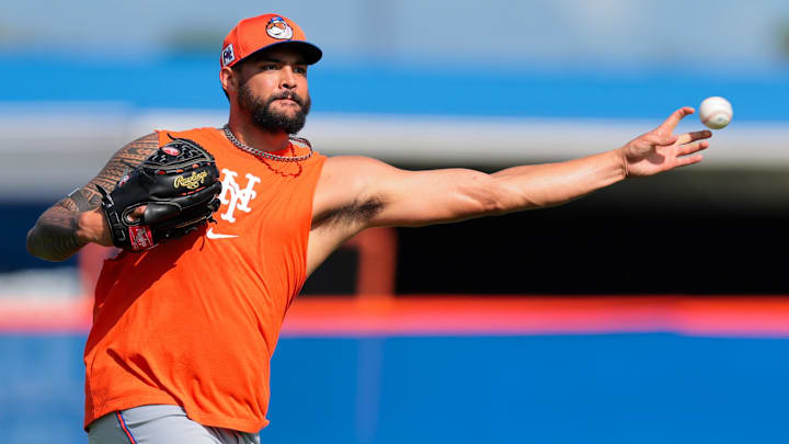 Feb 15, 2025; Port St. Lucie, FL, USA; New York Mets starting pitcher Sean Manaea (59) plays catch during a spring training workout at Clover Park. Mandatory Credit: Sam Navarro-Imagn Images