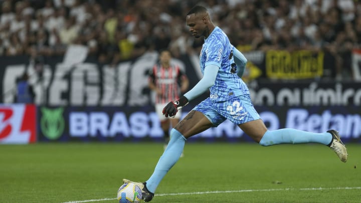 Carlos Miguel tem 2,04m de altura e negocia saída para o futebol inglês