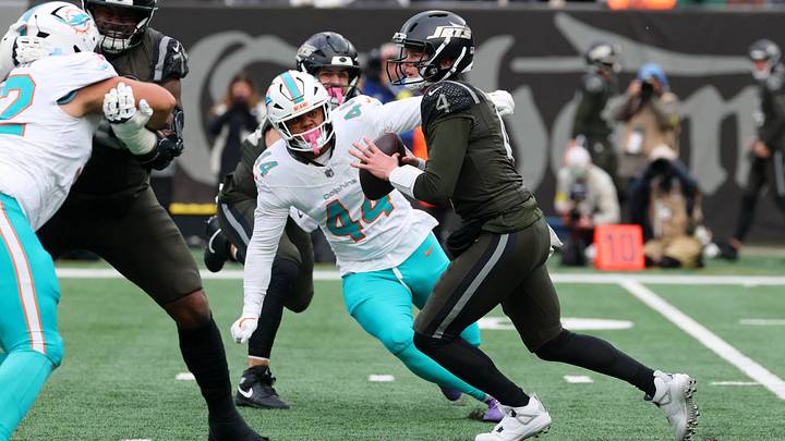New York Jets quarterback Brady Cook (4) looks to pass the ball against the Miami Dolphins during the first half at MetLife Stadium. New York Jets quarterback Brady Cook (4) looks to pass the ball against the Miami Dolphins during the first half at MetLife Stadium.