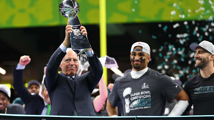Jeffrey Lurie (L), Jalen Hurts (M), Nick Sirianni (R), Philadelphia Eagles 
