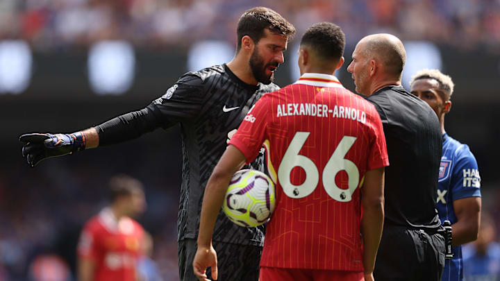 O goleiro Alisson segue como titular absoluto no Liverpool
