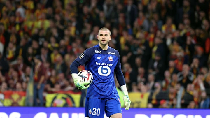 Lucas Chevalier est dans le viseur du FC Barcelone. 