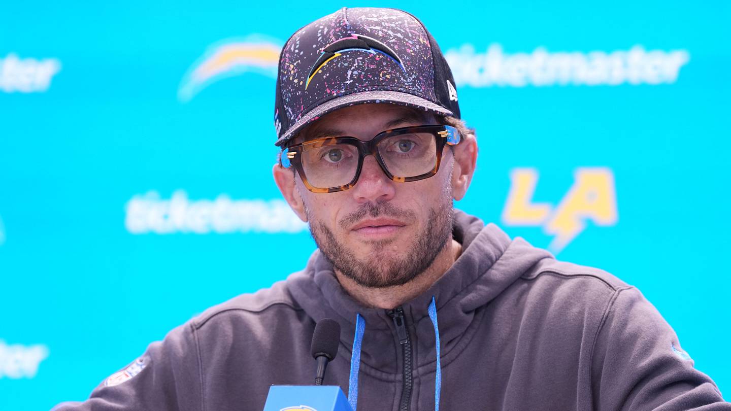 Chargers' Offensive Struggles Prompt Debate Over Coordinator Mike McDaniel's Fit with Justin Herbert