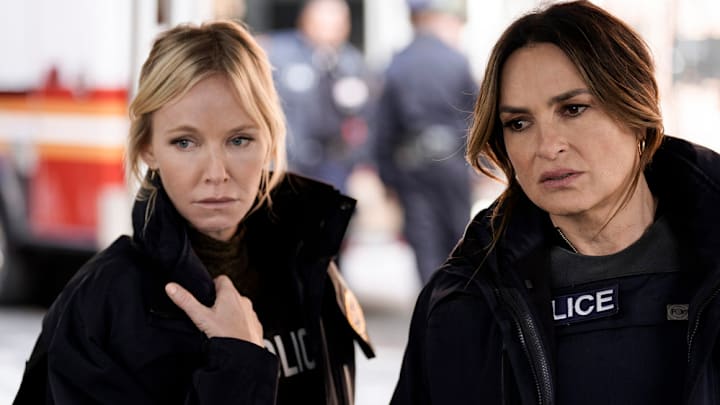 LAW & ORDER: SPECIAL VICTIMS UNIT -- "Cornered" Episode 26008 -- Pictured: (l-r) Kelli Giddish as Amanda Rollins, Mariska Hargitay as Capt. Olivia Benson