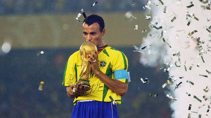 WC2002-GER-BRA-CAFU CUP-KISS