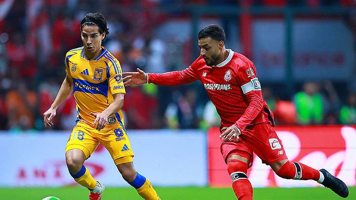 Diego Lainez (Tigres) y Alexis Vega (Toluca) disputan un balón en la Liga MX Diego Lainez (Tigres) y Alexis Vega (Toluca) disputan un balón en la Liga MX