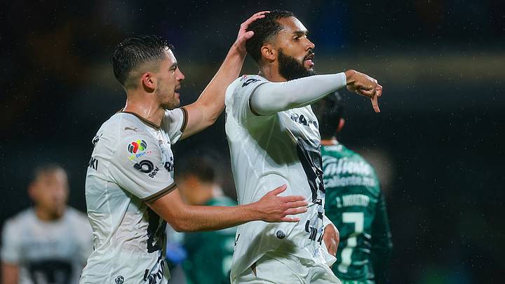 Juninho celebra el gol con el que Pumas abrió el marcador para vencer al León. Juninho celebra el gol con el que Pumas abrió el marcador para vencer al León.