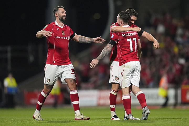 Ollie Palmer and teammates George Evans and Jack Marriott celebrate after Wrexham win the Carabao Cup first round. 奥利·帕尔默与队友乔治·埃文斯和杰克·马里奥特在雷克瑟姆赢得卡拉宝杯首轮后庆祝。
