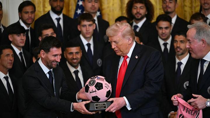 Messi le entrega un balón al presidente Trump. Messi le entrega un balón al presidente Trump.
