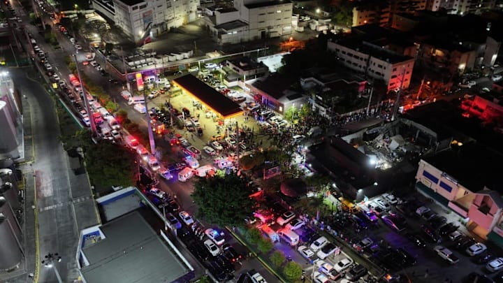 Los servicios de emergencia trabajando en la discoteca Jet Set, luego de la tragedia