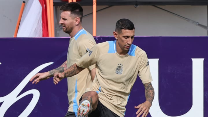 Lionel Messi rend hommage à Angel Di Maria.