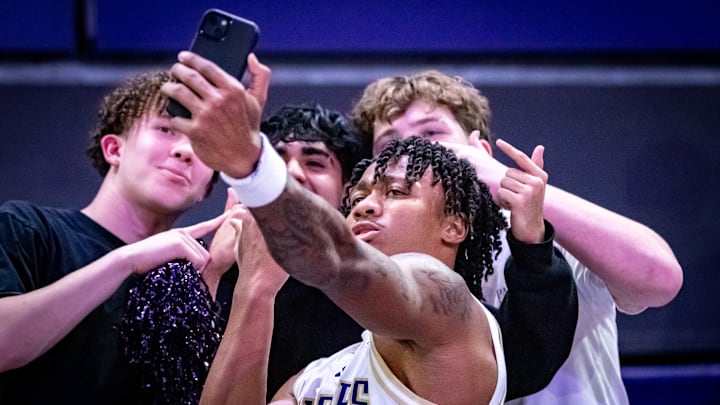 UW students had to have a selfie with Courtland Muldrew. 
