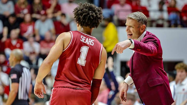 Head coach Nate Oats and Mark Sears #1 of the Alabama Crimson Tide discuss first half strategy against the Auburn Tigers at Coleman Coliseum on February 15, 2025 in Tuscaloosa, Alabama