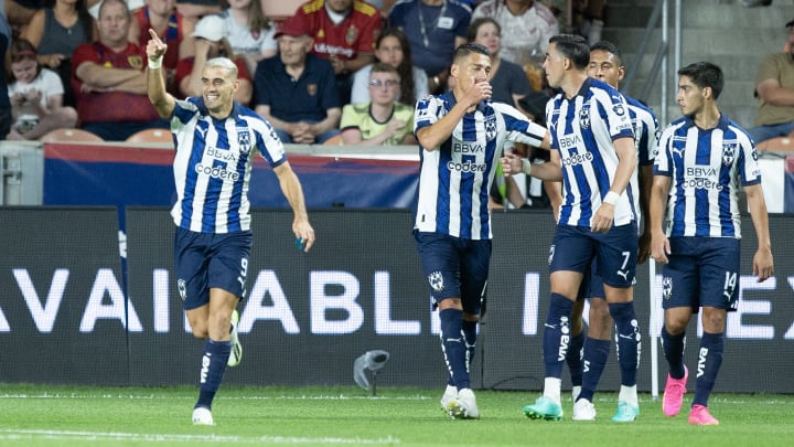 Jugadores de Monterrey celebran un gol.
