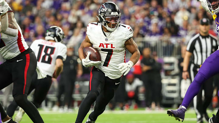 Dec 8, 2024; Minneapolis, Minnesota, USA; Atlanta Falcons running back Bijan Robinson (7) runs the ball against the Minnesota Vikings during the third quarter at U.S. Bank Stadium. Mandatory Credit: Matt Krohn-Imagn Images