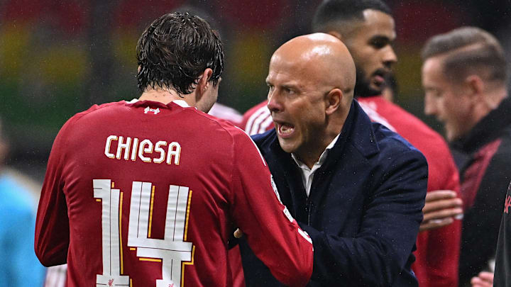 Federico Chiesa (izquierda) tuvo un choque de opiniones con Arne Slot