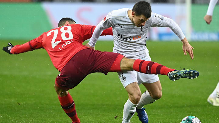 Im Rheinderby zwischen Köln und Gladbach gehen Zweikämpfe gern mal über das Legale hinaus.