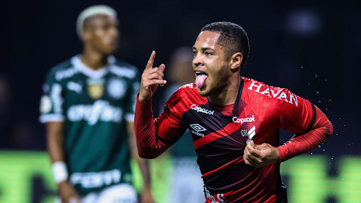 Vitor Roque marcou um dos gols da vitória do Athletico-PR sobre o Palmeiras Vitor Roque marcou um dos gols da vitória do Athletico-PR sobre o Palmeiras