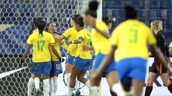Rainha Marta entrou no segundo tempo e evitou derrota da Seleção