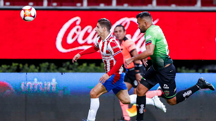 Isaac Brizuela pelea un balón.