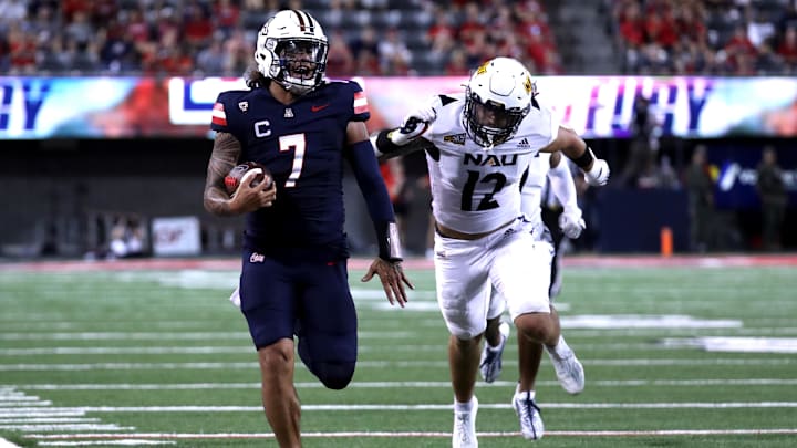 Arizona Wildcats quarterback Jayden de Laura (7)