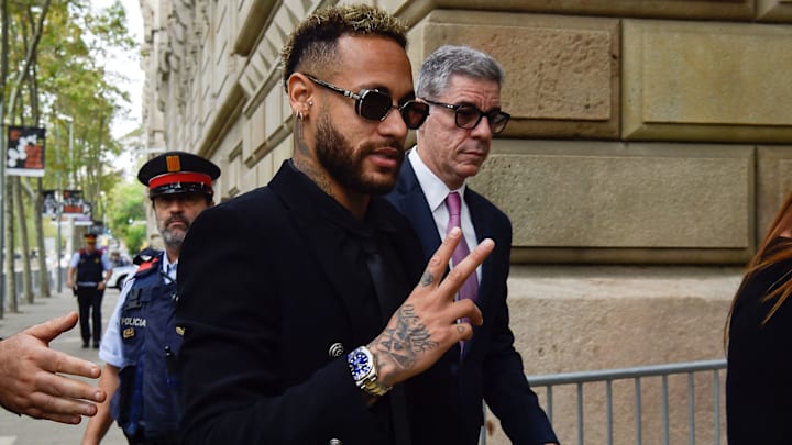 Promotoria da Espanha retira acusações de corrupção e fraude e pede absolvição de Neymar e demais réus em julgamento. 