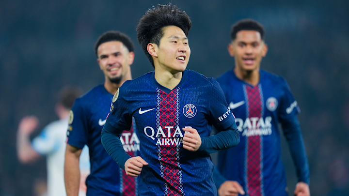 Kang-In Lee, Warren Zaïre-Emery et Senny Mayulu célèbrent le but du sud-Coréen 