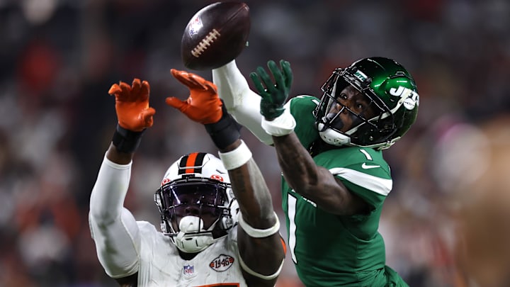 Dec 28, 2023; Cleveland, Ohio, USA; New York Jets cornerback Sauce Gardner (1) breaks up a pass intended for Cleveland Browns tight end David Njoku (85) during the second half during the first half at Cleveland Browns Stadium. Mandatory Credit: Scott Galvin-Imagn Images