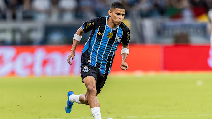 Enamorado mostra, em campo, mais futebol que Tetê Enamorado mostra, em campo, mais futebol que Tetê