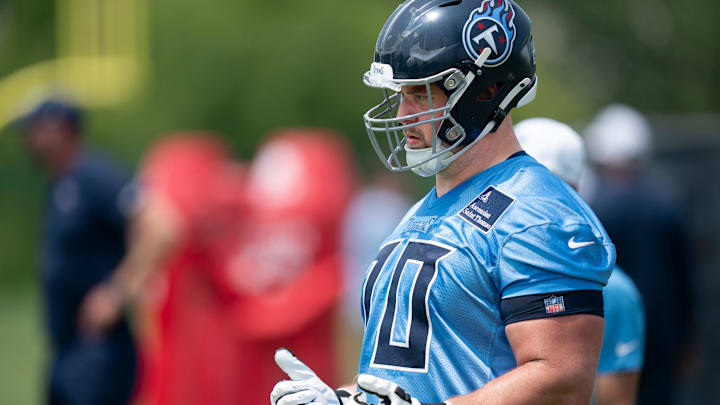 Tennessee Titans guard Kevin Zeitler (70)