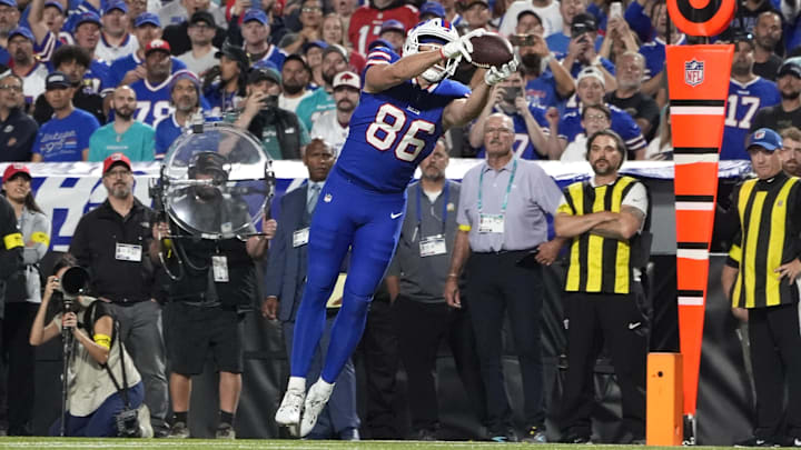 Sep 18, 2025; Orchard Park, New York, USA; Buffalo Bills tight end Dalton Kincaid (86) makes a catch against the Miami Dolphins in the first quarter at Highmark Stadium.