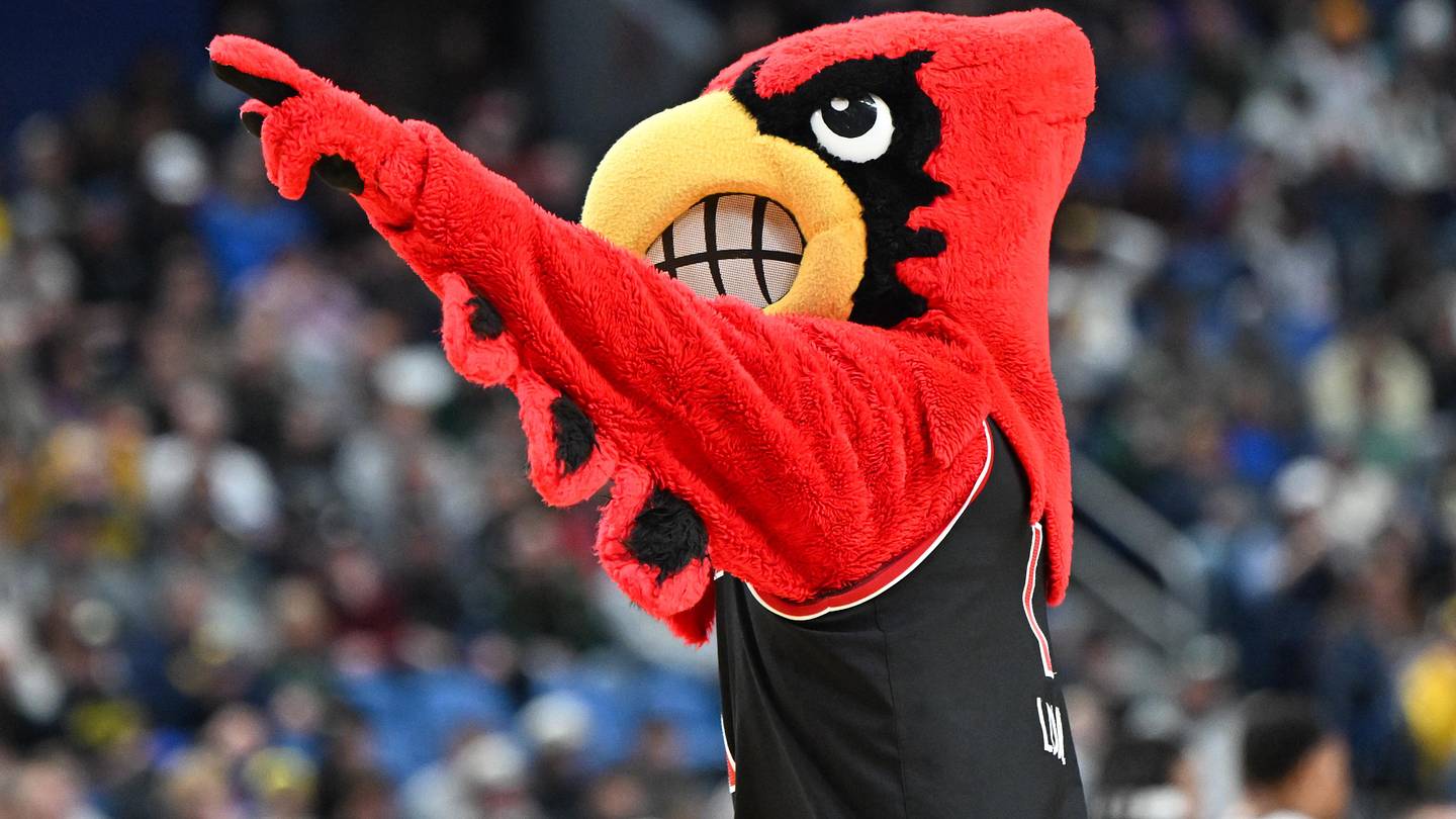 Louisville Reportedly Closes Gap on Kentucky With Milan Momcilovic Offer