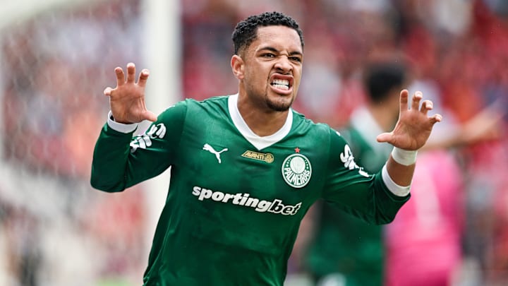 Vitor Roque se recuperou de entorse no tornozelo