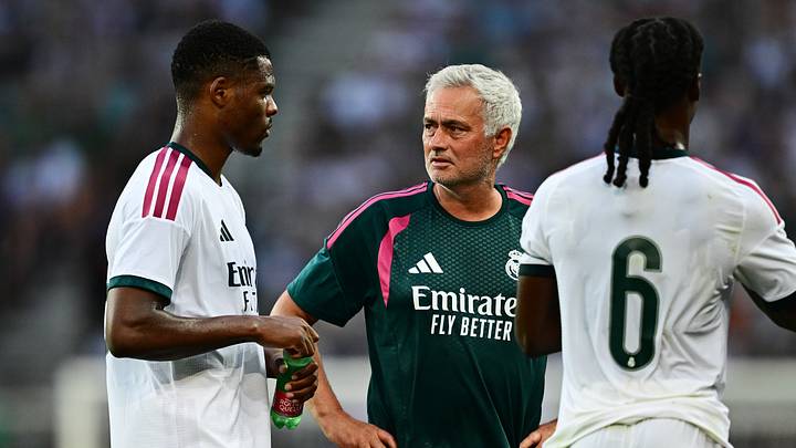 Jose Mourinho im Gespräch mit Denzel Dumfries Jose Mourinho im Gespräch mit Denzel Dumfries