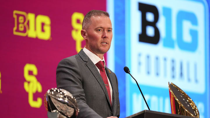 Jul 24, 2025; Las Vegas, NV, USA; USC head coach Lincoln Riley speaks to the media during the Big Ten NCAA college football media days at Mandalay Bay Resort. Mandatory Credit: Lucas Peltier-Imagn Images Jul 24, 2025; Las Vegas, NV, USA; USC head coach Lincoln Riley speaks to the media during the Big Ten NCAA college football media days at Mandalay Bay Resort. Mandatory Credit: Lucas Peltier-Imagn Images