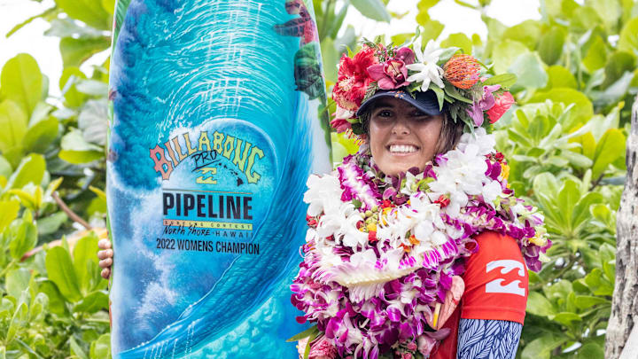 SURFING-US-PIPELINE-BILLABONG-WOMEN