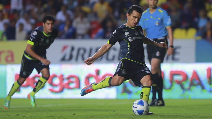 Juan Pablo Rodríguez cobrando un tiro de penal.